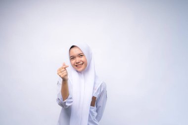 Beyaz ve gri üniformalı Endonezyalı kız lise öğrencisi 