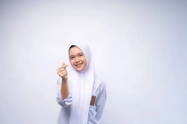 Beyaz ve gri üniformalı Endonezyalı kız lise öğrencisi 