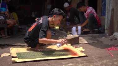 Cianjur, Endonezya. 12 Şubat 2024: Cianjur 'da geleneksel Müslüman fener lambalarının zanaatkarlarına lamba Gentur denir.