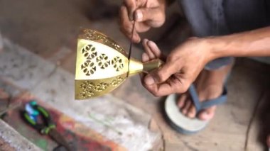 Cianjur, Endonezya. 12 Şubat 2024: Cianjur 'da geleneksel Müslüman fener lambalarının zanaatkarlarına lamba Gentur denir.