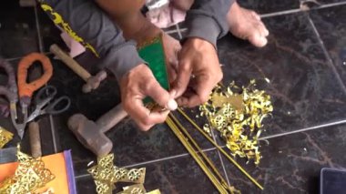 Cianjur, Endonezya. 12 Şubat 2024: Cianjur 'da geleneksel Müslüman fener lambalarının zanaatkarlarına lamba Gentur denir.