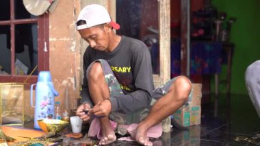 Cianjur, Endonezya. 12 Şubat 2024: Cianjur 'da geleneksel Müslüman fener lambalarının zanaatkarlarına lamba Gentur denir.