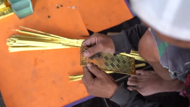 Die Handwerker Der Traditionellen Muslimischen Laternen Cianjur Werden Lampu Gentur — Stockvideo
