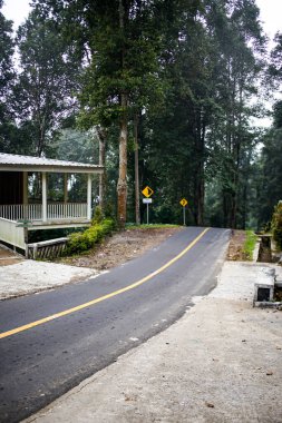 Naringgul 'da asfalt yolda Bale Gede Cianjur Batı Java Endonezya