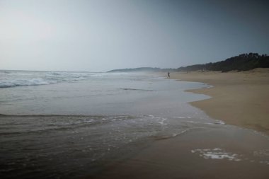 Pangumbahan sahilinde büyük dalgalar ve beyaz kum, Sukabumi, Endonezya