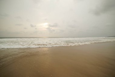 Ujung Genteng Sukabumi Endonezya sahilinde beyaz kum ve büyük dalgalar.