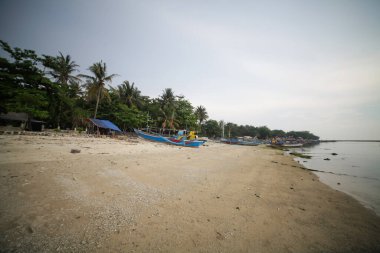 Beyaz kumlu ve eğimli tekneli plaj, Ujung Genteng Sukabumi Endonezya