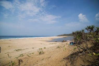 Muara cipanarikan sukabumi Endonezya 'da bulutlu mavi gökyüzü ile beyaz kumsal