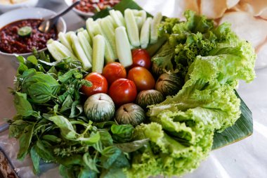Lalapan veya taze çiğ sebze sepeti. Biber soslu, tamamlayıcı yemek olarak yenir. otantik Endonezya yemekleri