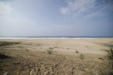 Mavi gökyüzü ile beyaz kumsal