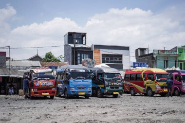 Ciwidey, Bandung. Batı Java. Endonezya 'da. 25 Eylül 2022 Ciwidey Terminali 'nden kalkacak yolcuları bekliyor.