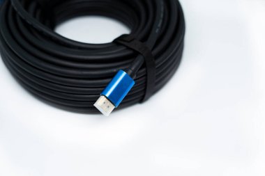 Beyaz arkaplanda izole edilmiş standart HDMI bağlantı ve kablo tipi