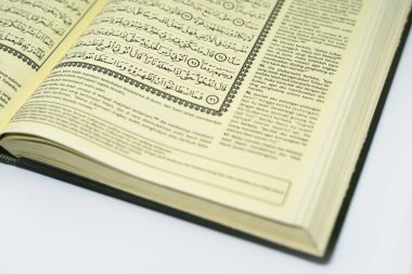 El-Kur 'an' ı kapat, Kurban Bayramı için İslami arka plan