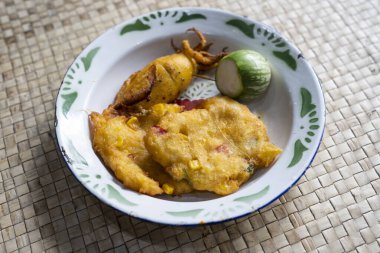 Bakwan jagung, perkedel jagung veya Corn fritters, Endonezya geleneksel mutfağı. Mısır, yumurta, un, taze soğan, biber ve tuzdan yapılan tuzlu yiyecekler..