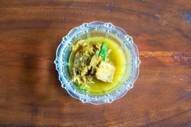 Tumis ikan jambal ya da kızartma jambal balığı. İşlenmiş otantik Endonezya mutfağı