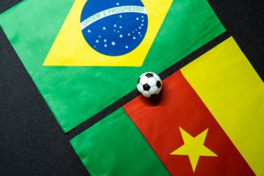 Aralık 2022: Kamerun Brezilya 'ya karşı, Ulusal bayraklarla futbol maçı