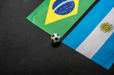 Brezilya Arjantin 'e karşı, ulusal bayraklarla futbol maçı
