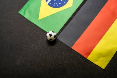 Brezilya Almanya 'ya karşı, ulusal bayraklarla futbol maçı