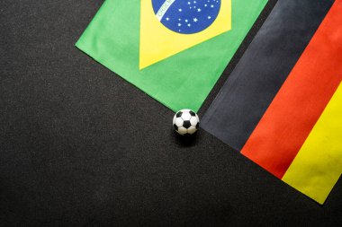 Brezilya Almanya 'ya karşı, ulusal bayraklarla futbol maçı