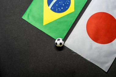 Brezilya Japonya 'ya karşı, ulusal bayraklarla futbol maçı