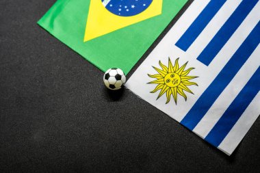 Brezilya Uruguay 'a karşı, ulusal bayraklarla futbol maçı