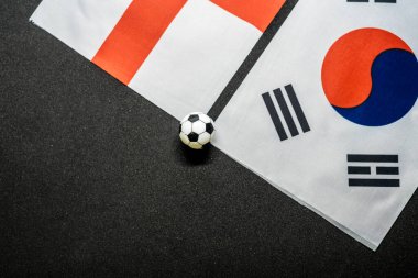 İngiltere, Güney Kore 'ye karşı. Ulusal bayraklarla futbol maçı.