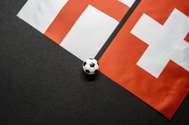 İngiltere İsviçre 'ye karşı, ulusal bayraklarla futbol maçı