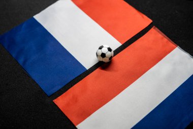 Fransa Hollanda 'ya karşı, ulusal bayraklarla futbol maçı