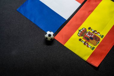 Fransa İspanya 'ya karşı, ulusal bayraklarla futbol maçı