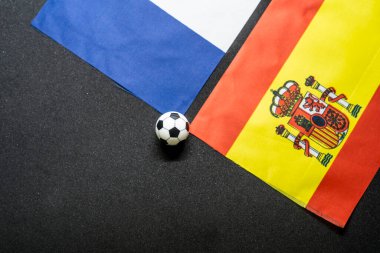 Fransa İspanya 'ya karşı, ulusal bayraklarla futbol maçı
