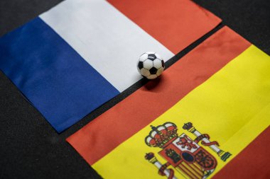 Fransa İspanya 'ya karşı, ulusal bayraklarla futbol maçı