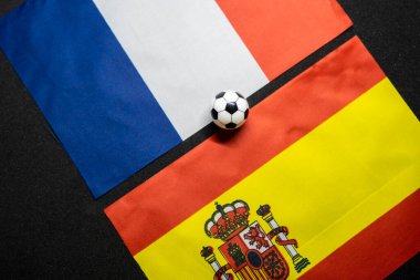 Fransa İspanya 'ya karşı, ulusal bayraklarla futbol maçı
