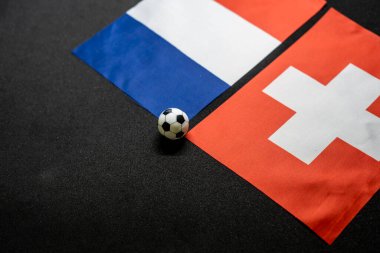Fransa İsviçre 'ye karşı, ulusal bayraklarla futbol maçı
