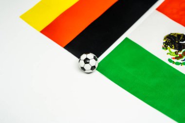 Almanya, Meksika 'ya karşı. Ulusal bayraklarla futbol maçı.