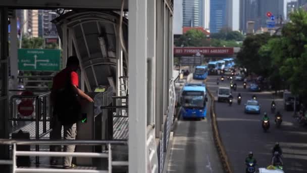 Jakarta Indonésia Março 2016 Ônibus Trans Jakarta Pegam Deixam Passageiros — Vídeo de Stock