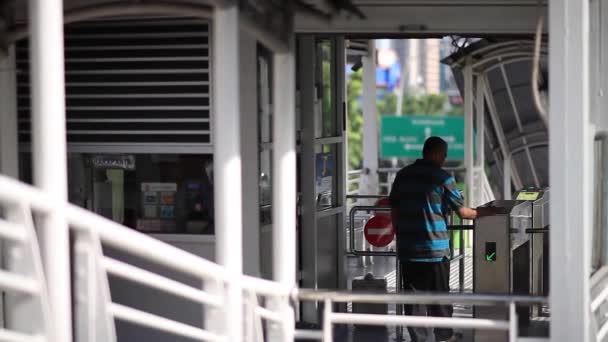 Джакарта Индонезия Марта 2016 Атмосфера Автобусной Остановки Транс Джакарта — стоковое видео