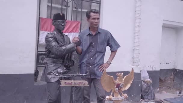 Джакарта Индонезия Января 2017 Стрит Арт Исполнитель Фотографируется Посетителем Старом — стоковое видео