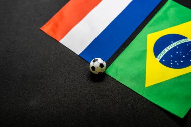 Hollanda Brezilya 'ya karşı, ulusal bayraklarla futbol maçı