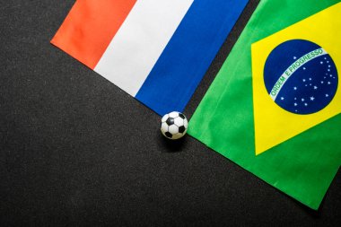 Hollanda Brezilya 'ya karşı, ulusal bayraklarla futbol maçı