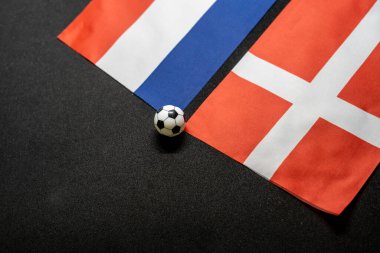 Hollanda Danimarka 'ya karşı, ulusal bayraklarla futbol maçı