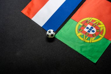 Hollanda Portekiz 'e karşı, ulusal bayraklarla futbol maçı