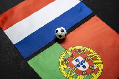 Hollanda Portekiz 'e karşı, ulusal bayraklarla futbol maçı