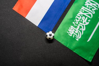 Hollanda Suudi Arabistan 'a karşı, ulusal bayraklarla futbol maçı