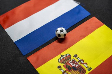 Hollanda İspanya 'ya karşı, ulusal bayraklarla futbol maçı