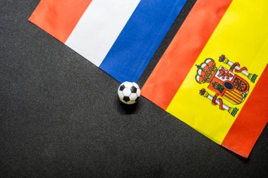 Hollanda İspanya 'ya karşı, ulusal bayraklarla futbol maçı