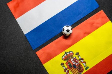 Hollanda İspanya 'ya karşı, ulusal bayraklarla futbol maçı