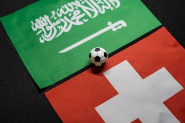 Suudi Arabistan İsviçre 'ye karşı, ulusal bayraklarla futbol maçı