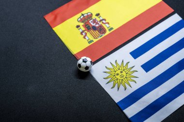 İspanya Uruguay 'a karşı, ulusal bayraklarla futbol maçı