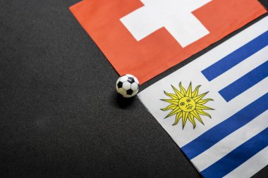 İsviçre Uruguay 'a karşı, ulusal bayraklarla futbol maçı