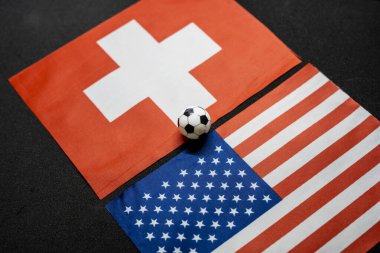 İsviçre ABD 'ye karşı, ulusal bayraklarla futbol maçı